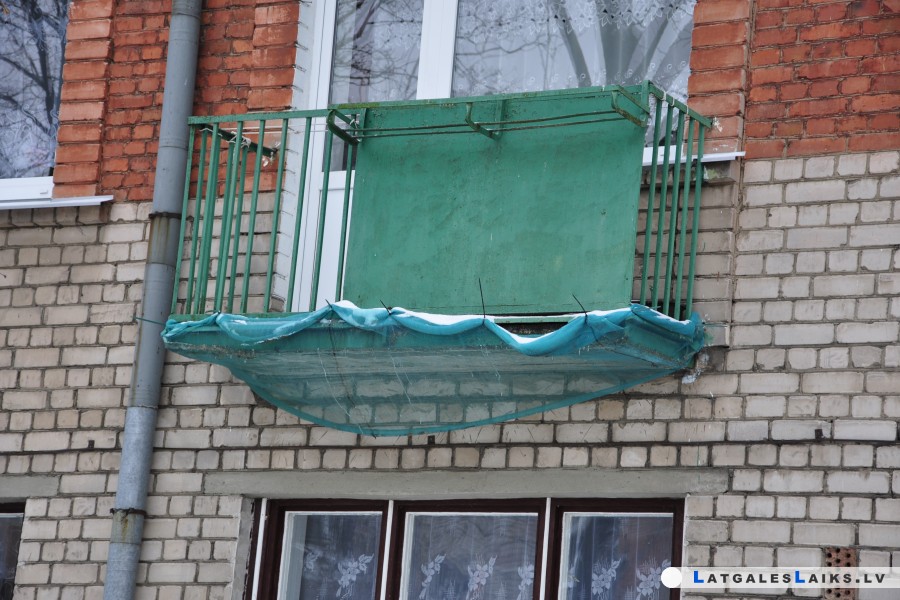 Jābūt speciālista atzinumam, ka balkons ir avārijas stāvoklī