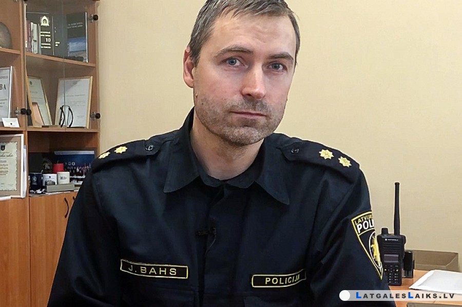 Uz viņas mājām policija brauca piecreiz. Sestajā sieviete bija mirusi