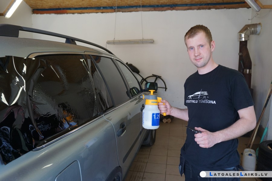 Nišas bizness mazpilsētā – auto stiklu tonēšana