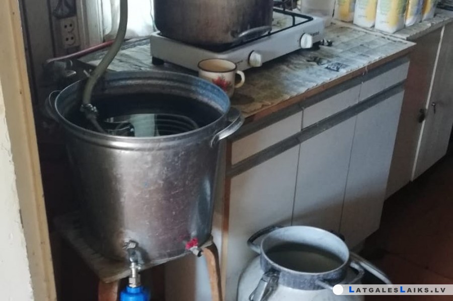 Rēzeknes novadā likvidēja nelikumīga alkohola ražotni