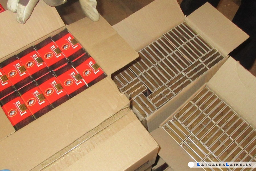 Kravas auto dubultgrīdā atklāja kontrabandas cigaretes