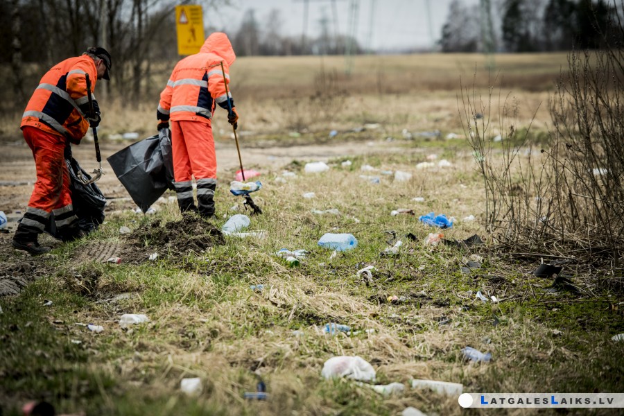 Piecu gadu laikā piegružoto ceļmalu sakopšana izmaksājusi teju 2,5 miljoni euro