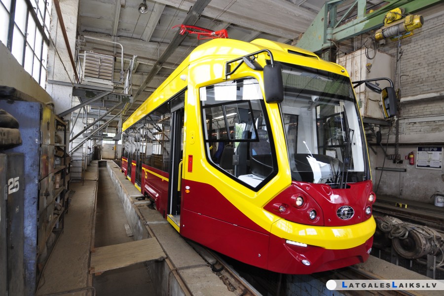 Piegādāts pirmais jaunais tramvajs