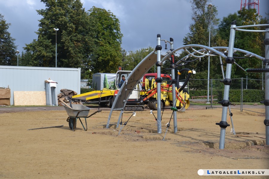 Rotaļu laukuma atklāšana Centrālajā parkā atlikta laika apstākļu dēļ
