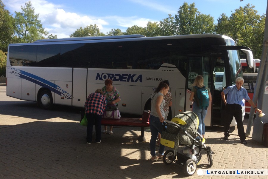 Policija izsēdina no autobusa pasažieri. Vai tas ir likumīgi?