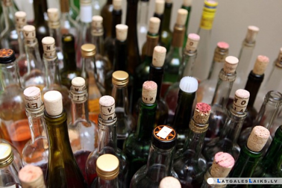 Savākti 10 000 parakstu par aizliegumu lietot alkoholiskos dzērienus līdz 21 gada vecumam