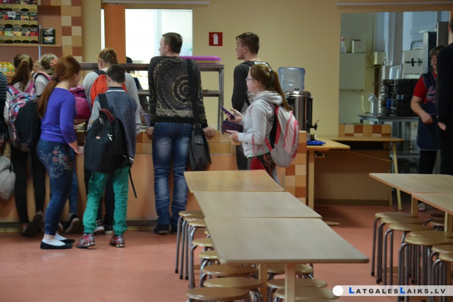 Kas apmaksās jaunāko klašu skolēnu pusdienas?