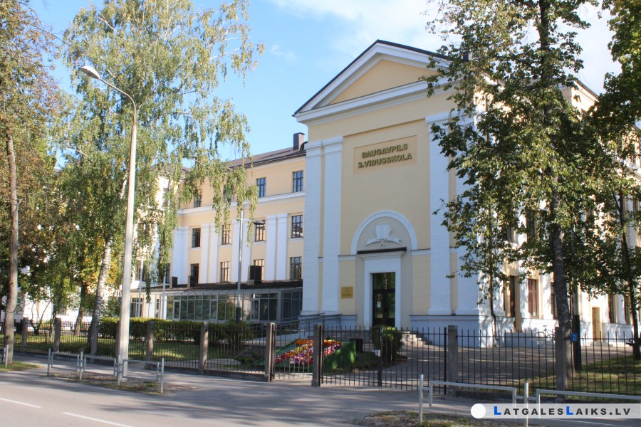 Daugavpils 3. vidusskola nosvinēja 70 gadu jubileju