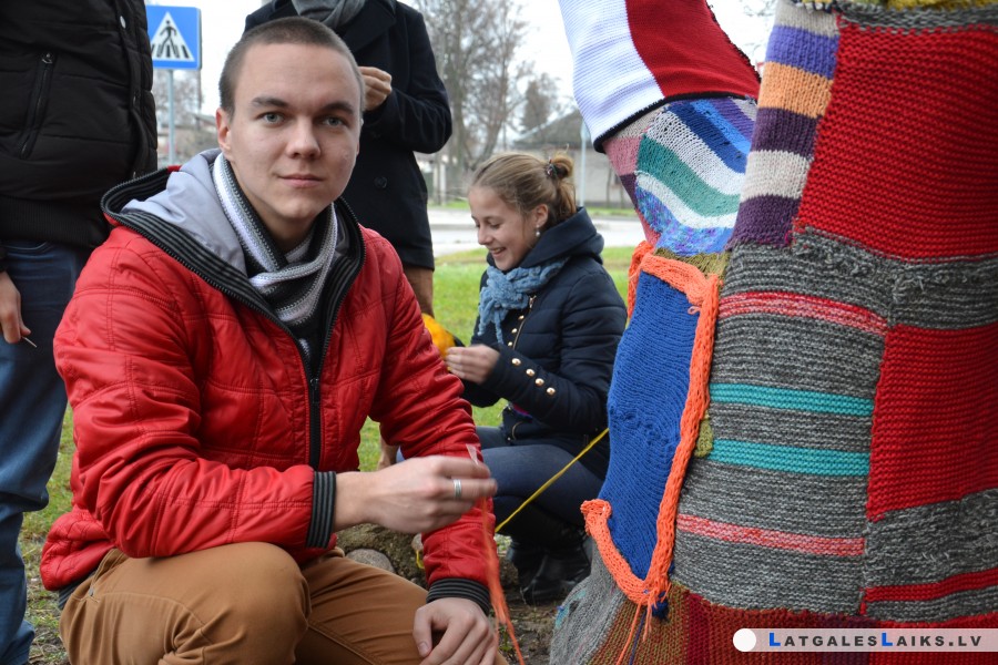 Koki uzvilkuši adītu ziemas tērpu