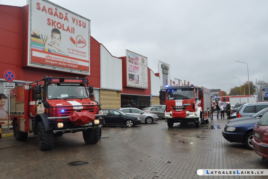 Skanot ugunsgrēka trauksmes signalizācijai, cilvēki turpina iepirkties