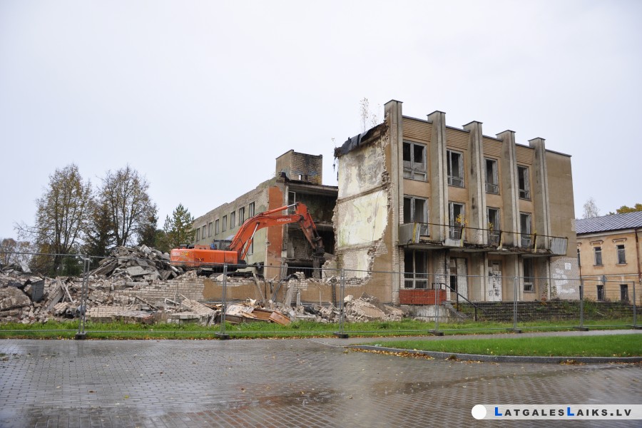 Daugavpils cietoksnī demontē avārijas stāvoklī esošu ēku