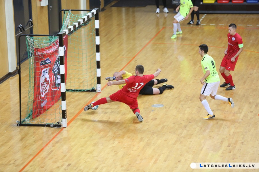 Spēlējot divos čempionātos, pabērna lomā telpu futbols