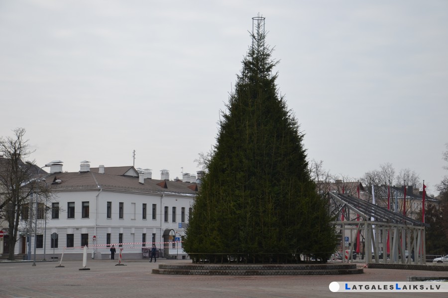 Svētku eglē un Adventes vainagā drīz iedegsies ugunis