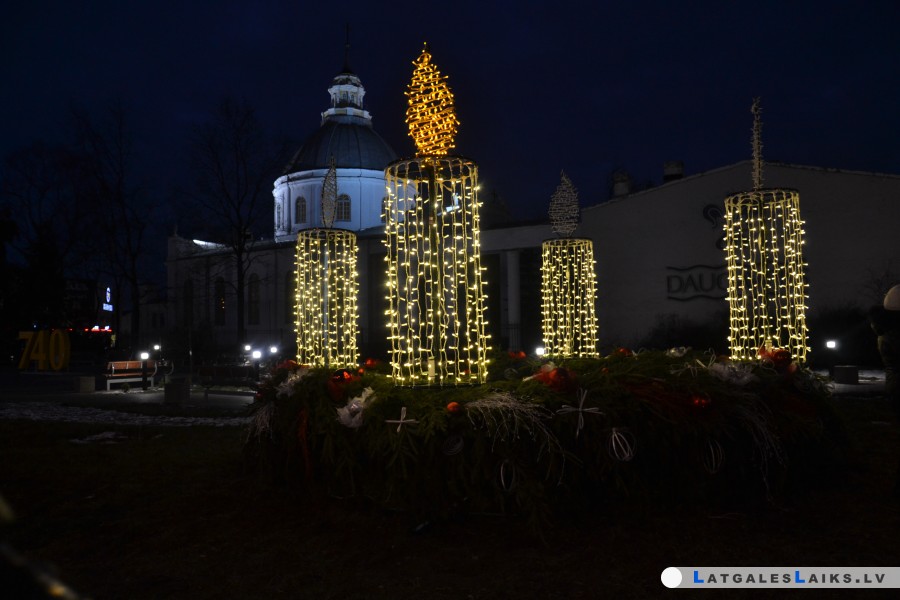 Lielajā vainagā iedegta pirmā Adventes svece