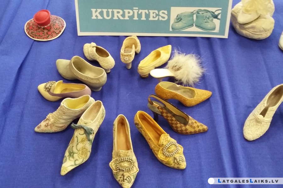 Ilūkstē skatāma kurpīšu izstāde