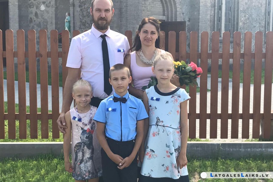 Ar kurkulēniem kabatās – Upenieku ģimenes dzīve ozola paēnā