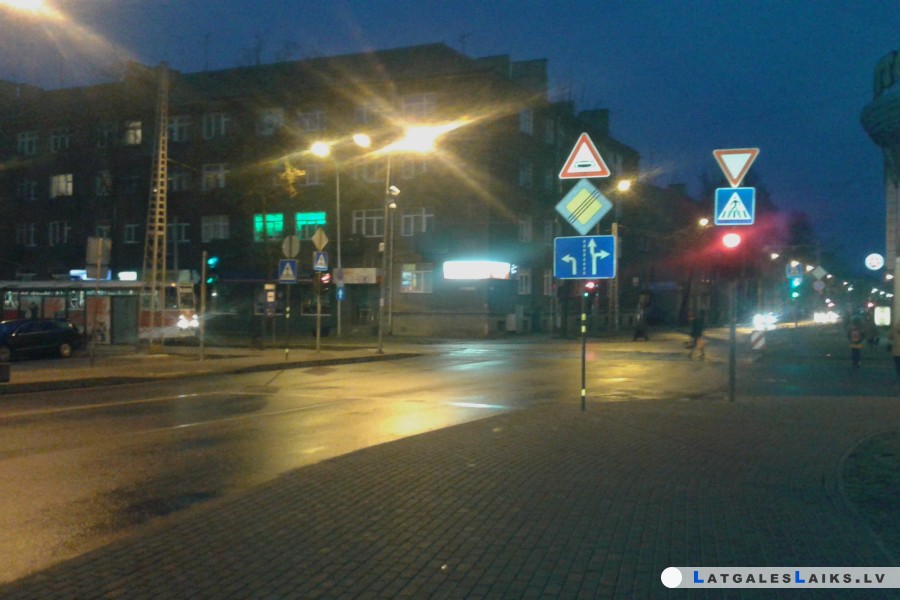 Atslēgs luksoforu un slēgs satiksmi