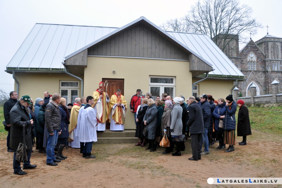 Naujenieši uzcēla draudzes māju