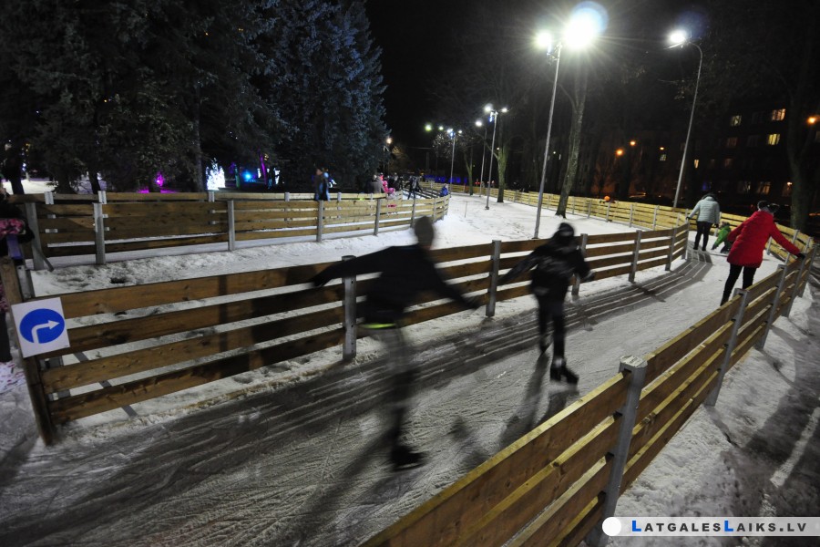 Decembra sākumā Vienības laukumā sāks darboties slidotava