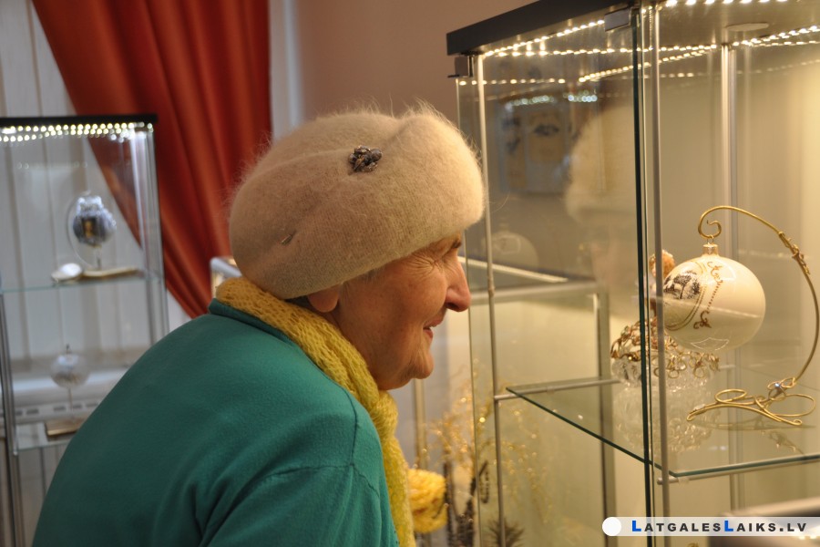 Daugavpilī skatāmi mākslinieciski eglīšu rotājumi