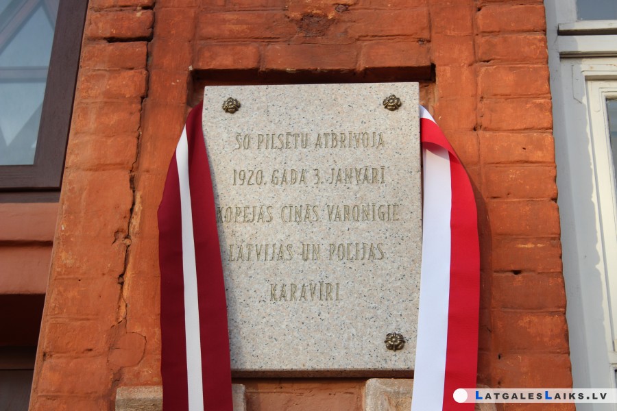 Piemiņas plāksne pēc 70 gadiem atgriezās savā vietā