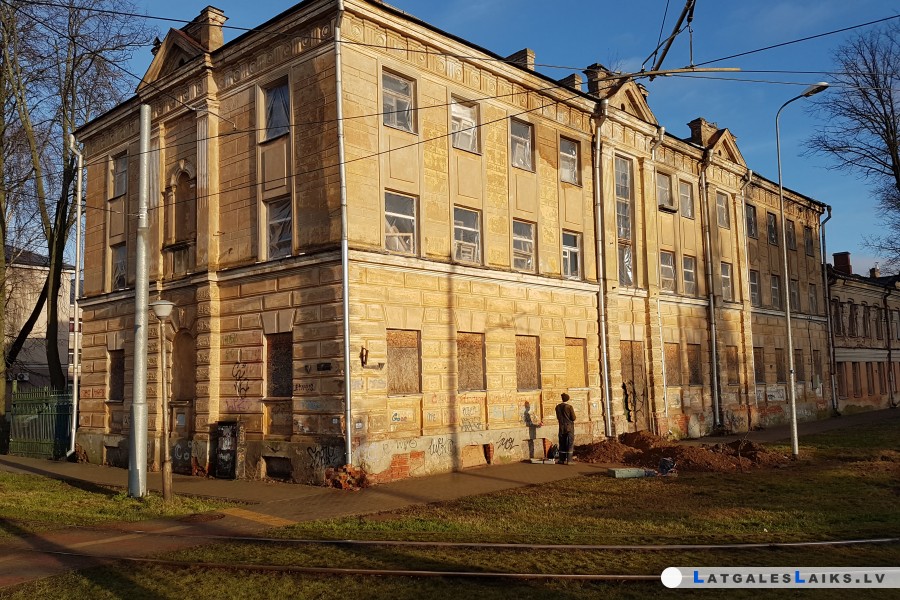 Daugavpils centrā sākusies divu graustu atjaunošana