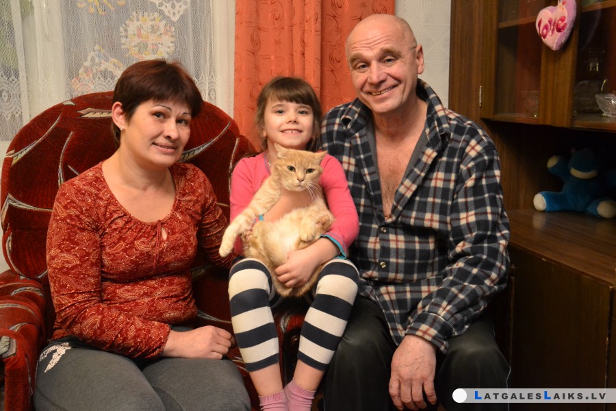 Ģimene atkal sagaidīs Jauno gadu savā mājā