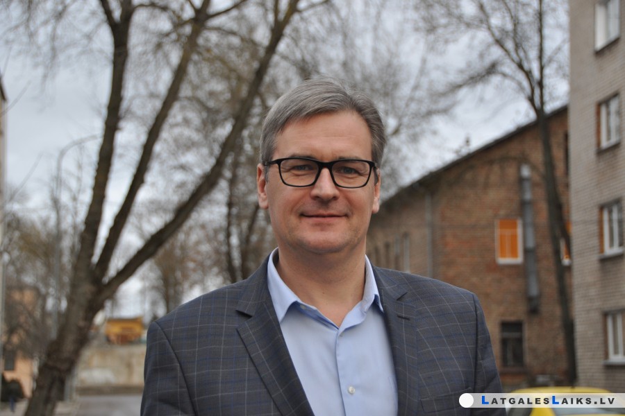 Mārtiņš Bondars Latgalē konsultējas ar mācītāju