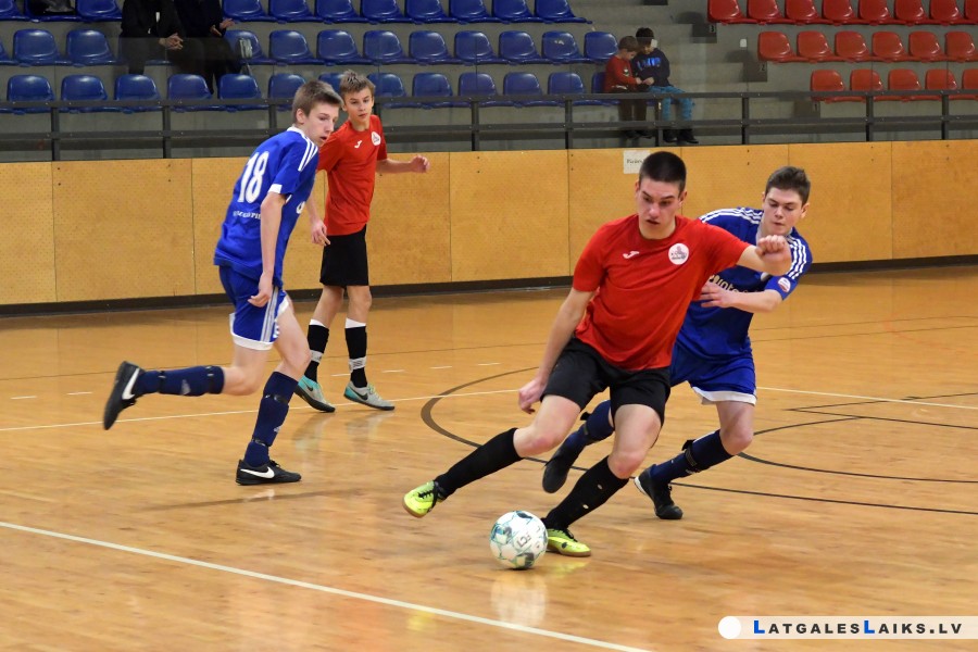 Telpu futbolisti sadala vietas apakšgrupās