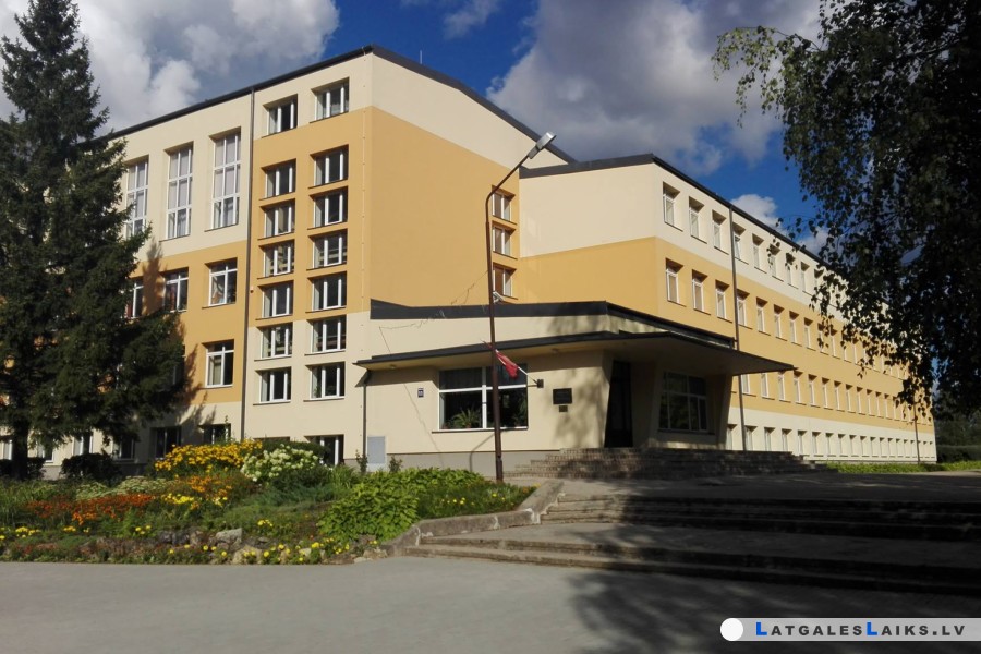 Rēzeknē kļūs par trim vidusskolām mazāk