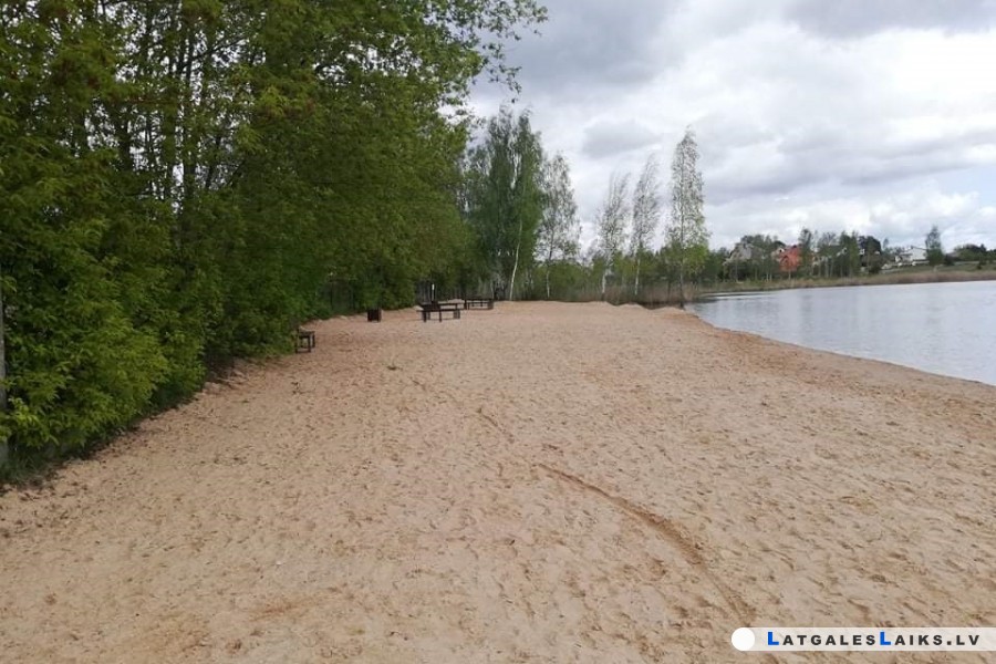 Daugavpilī labiekārtota Stropaka ezera pludmale