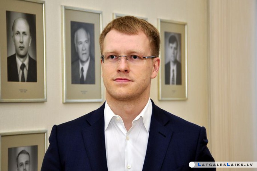 Andreju Elksniņu gāž no amata