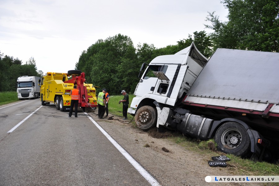 Uz ceļa Daugavpils–Rēzekne avarē kravas auto