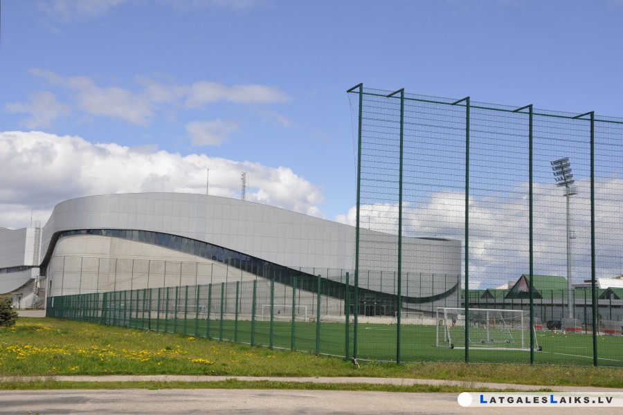 Jaunajiem futbolistiem liegta iespēja trenēties Esplanādes stadionā