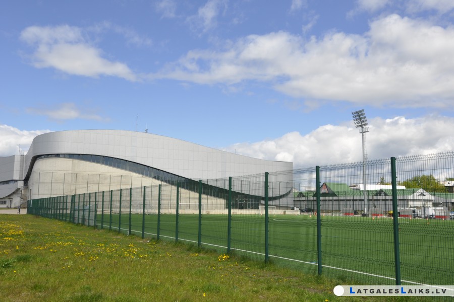 Jaunie futbolisti atsāk treniņus Esplanādes stadionā