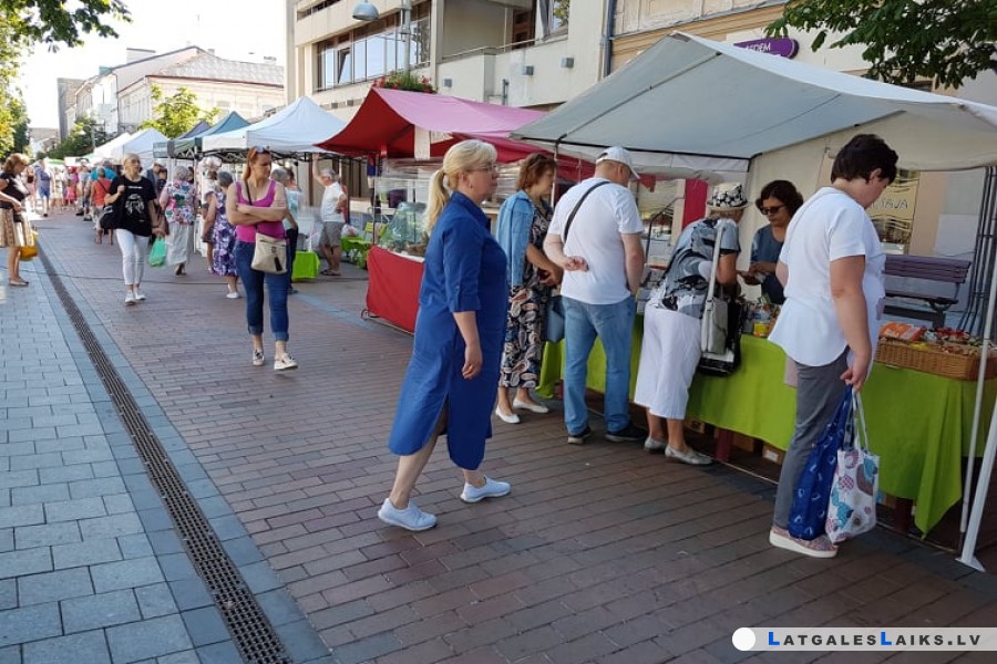 Tirdziņš Rīgas ielā bija labi apmeklēts