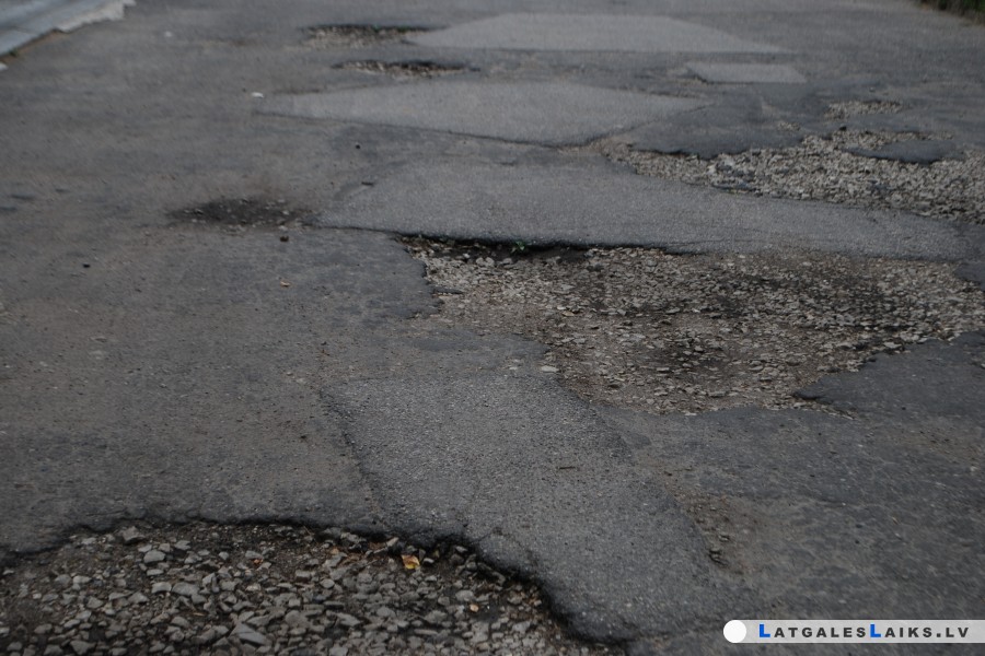 Daugavpilieši sūdzas par bedrēm