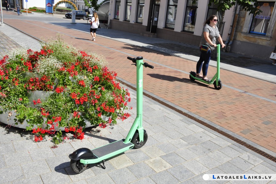 Daugavpilī pieejami vairāk nekā 100 „Bolt” elektriskie skrejriteņi