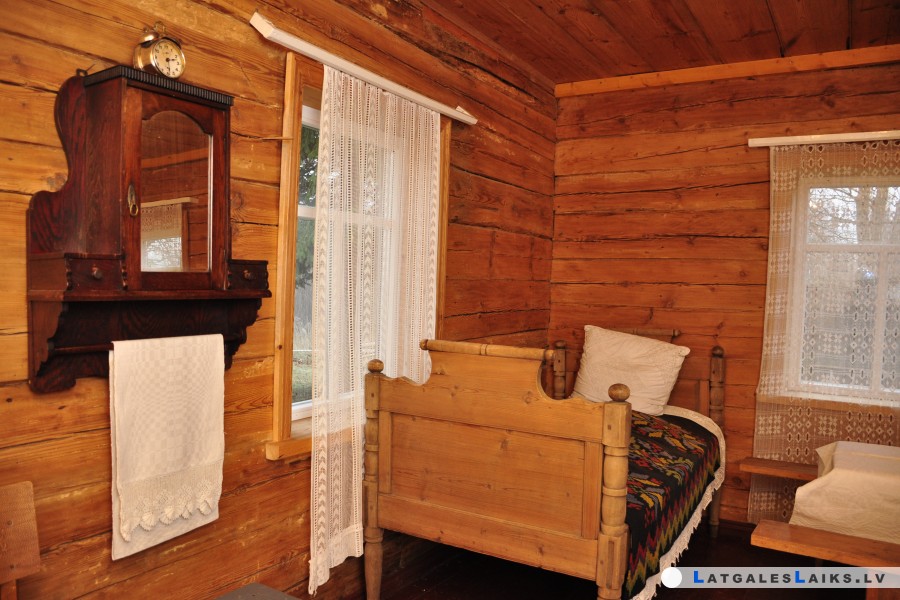 Labiekārtos latgalisko tradīciju un prasmju māju “Ambeļu skreine”