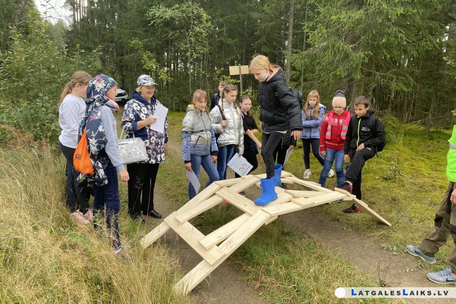 Biķernieku pamatskolas skolēni izzina meža dzīvi