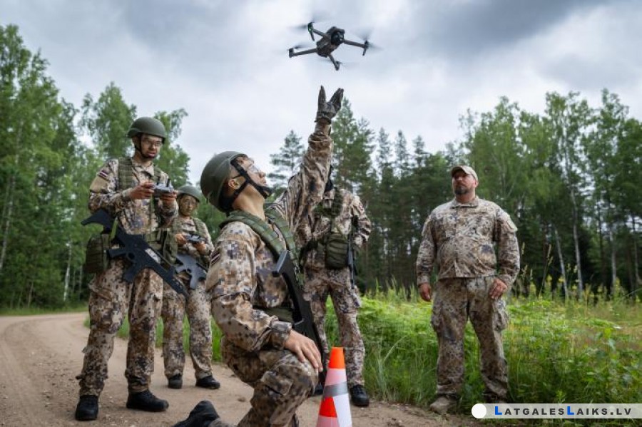 Jaunieši militārajā poligonā apguva dronu pilotēšanas prasmes